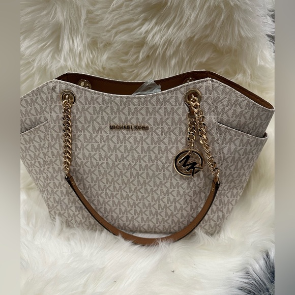 Michael Kors purse. - Picture 1 of 5